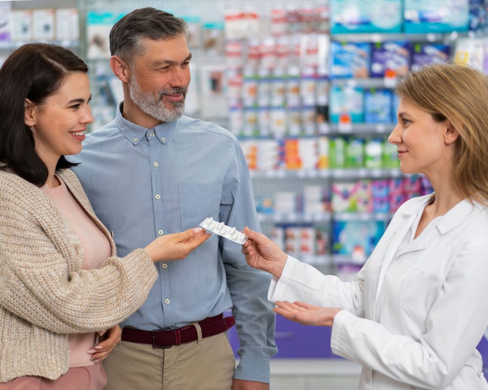 medium-shot-pharmacist-helping-patient medium-shot-pharmacist-helping-patient